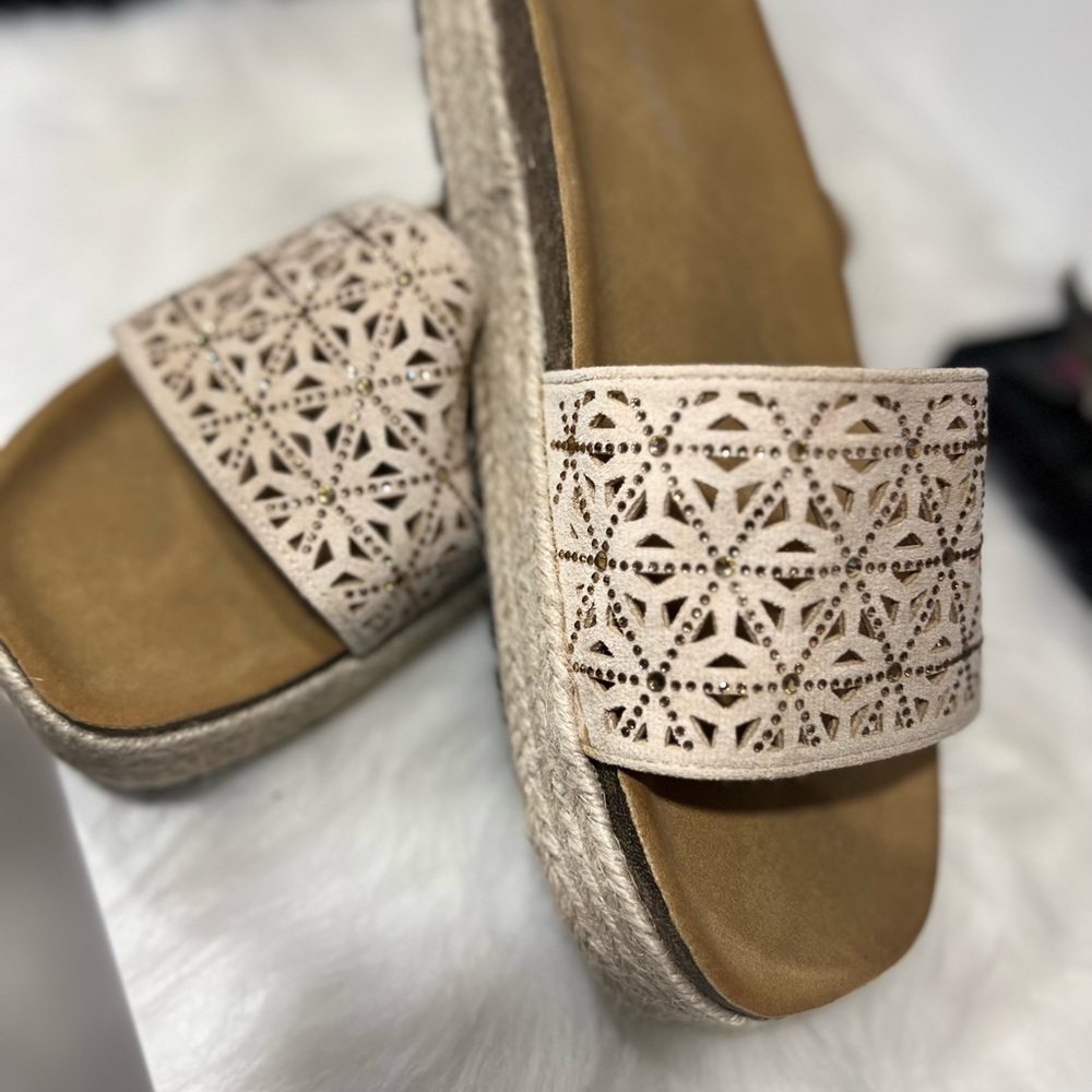 NWOT Elegant Beige Women's Sandals
